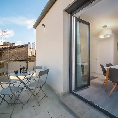 Sunlit Heaven 2-bdr Apartment Budapest